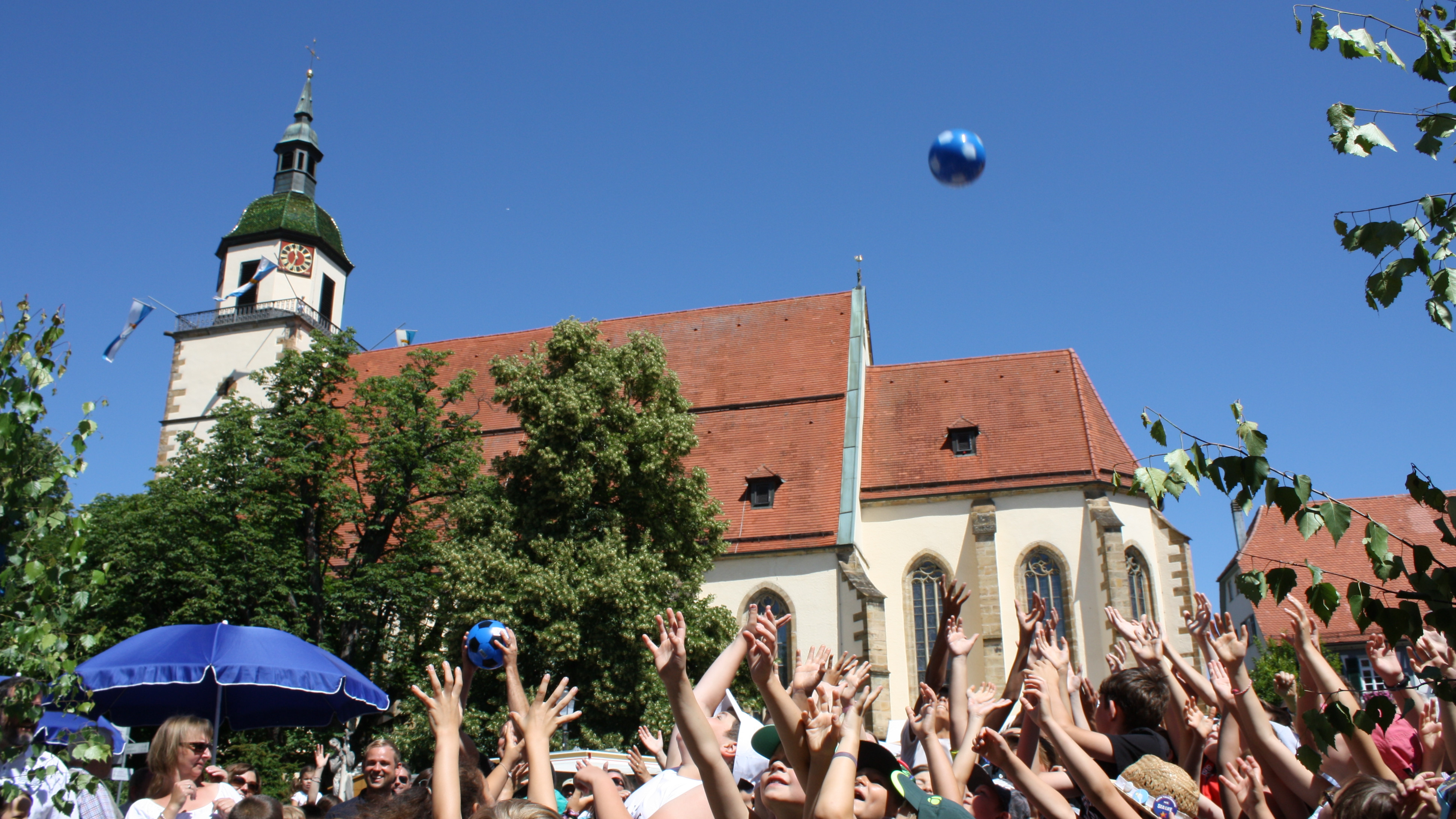  zu sehen ist das Ballwerfen beim Städtlesfest Weilheim 